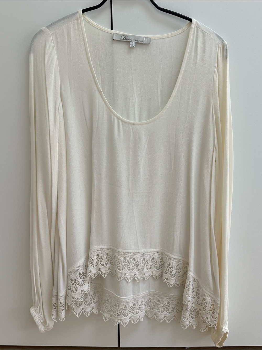 LOVERS & FRIENDS - IVORY LACE HEM SCOOP NECK LONG SLEEVE TOP - SIZE SMALL